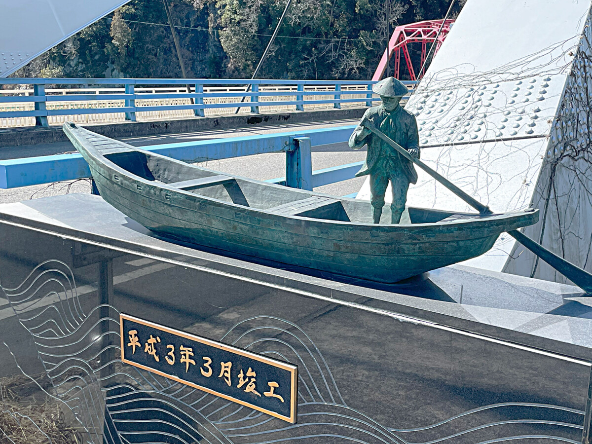 下流から木曽川をさかのぼる舟